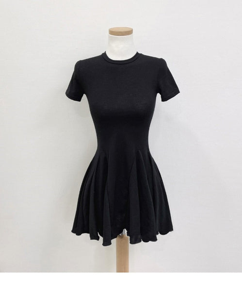 Figure-Enhancing, Comfortable Short Sleeve Ruffle Dress with Feminine Elegance